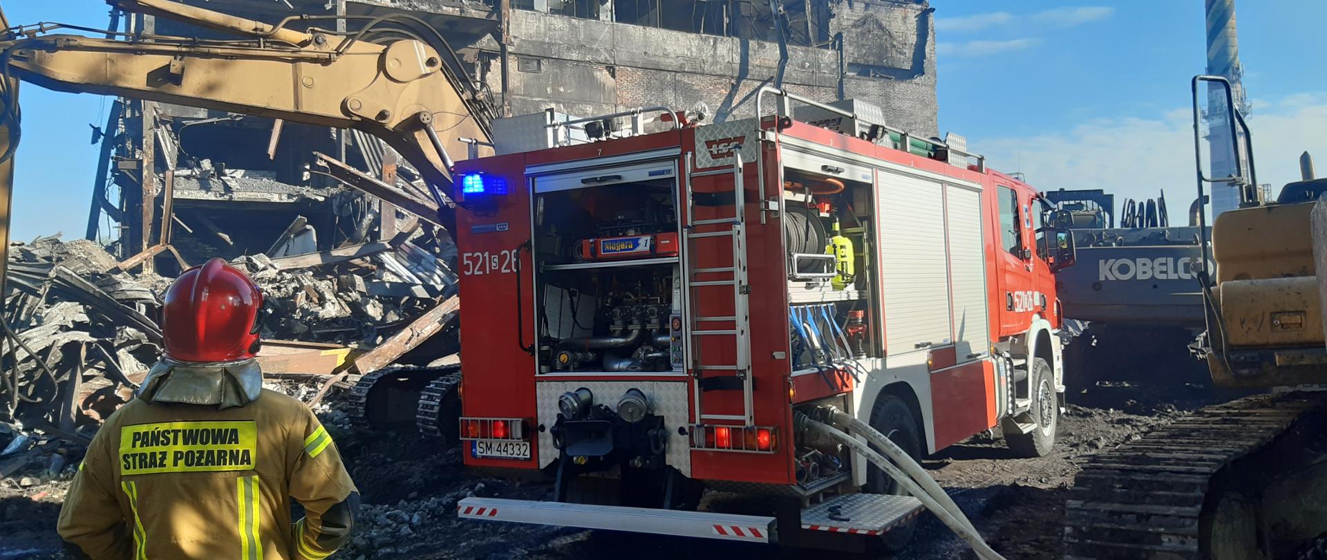 Strażacy_podczas_gaszenia_pożaru1