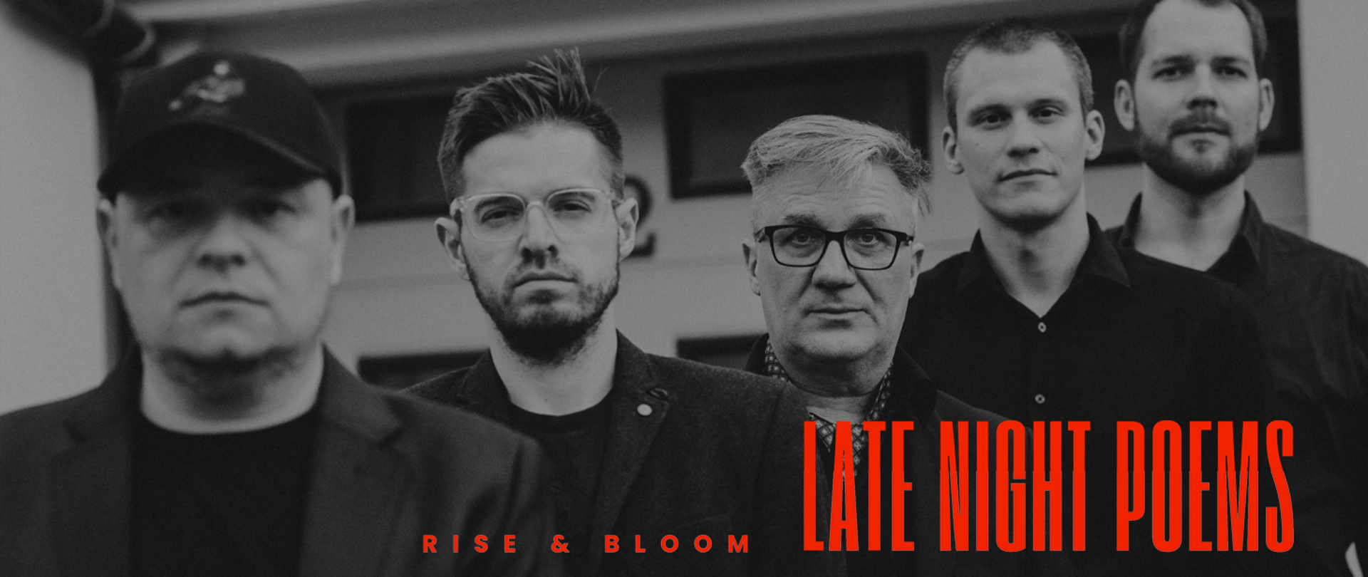 Baner promujący zespół Late Night Poems w odcieniach czerni i bieli z kontrastującymi czerwonymi napisami. Przedstawia pięciu członków zespołu stojących w rzędzie, patrzących prosto w obiektyw. Po lewej stronie u dołu znajduje się czerwony napis „RISE & BLOOM”, a po prawej – duży napis „LATE NIGHT POEMS”. Baner utrzymany jest w eleganckim, minimalistycznym stylu.
