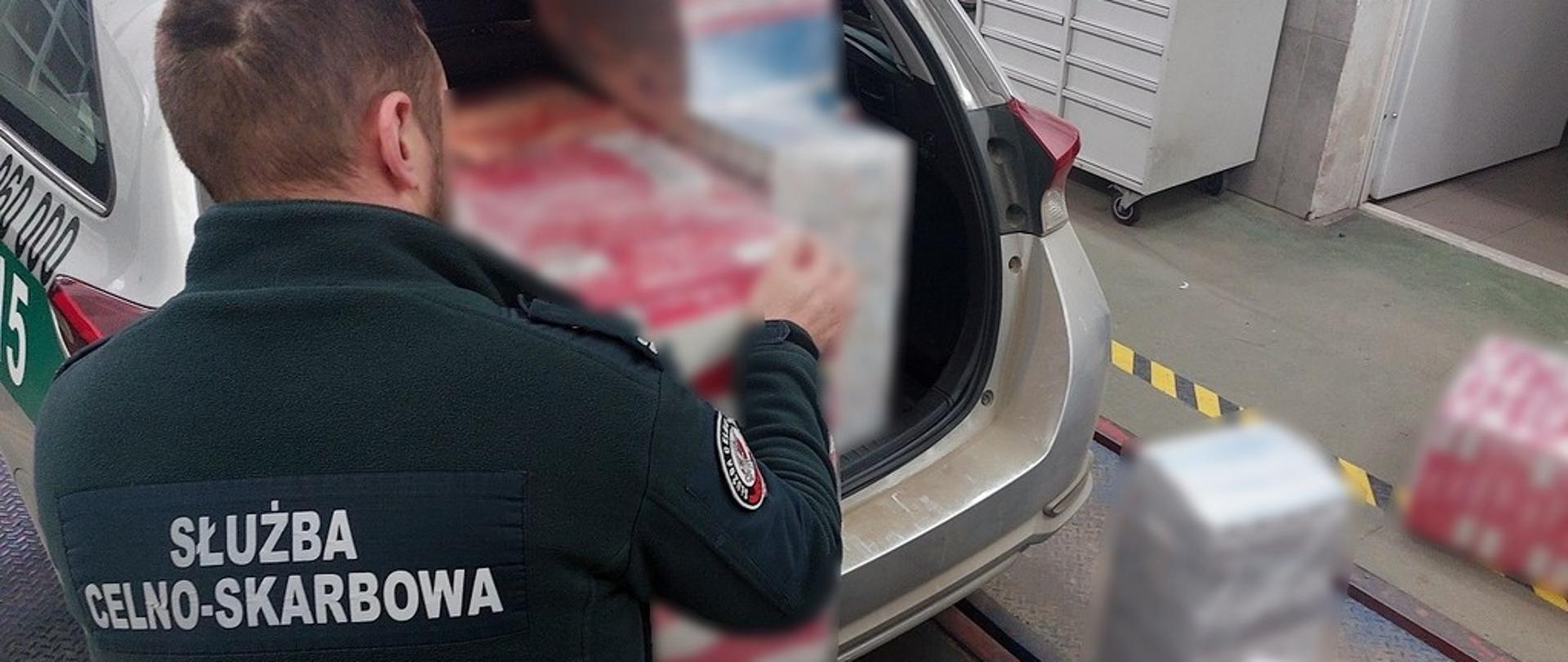 Funkcjonariusz pakuje papierosy do radiowozu