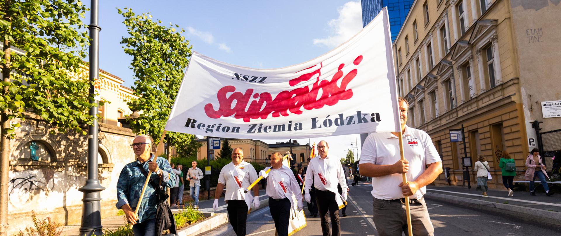 przemarsz podczas obchodów 43 rocznicy podpisania porozumień sierpniowych