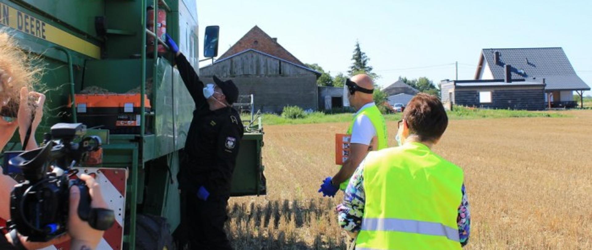 Kontrola kombajnu zbożowego podczas prac żniwnych