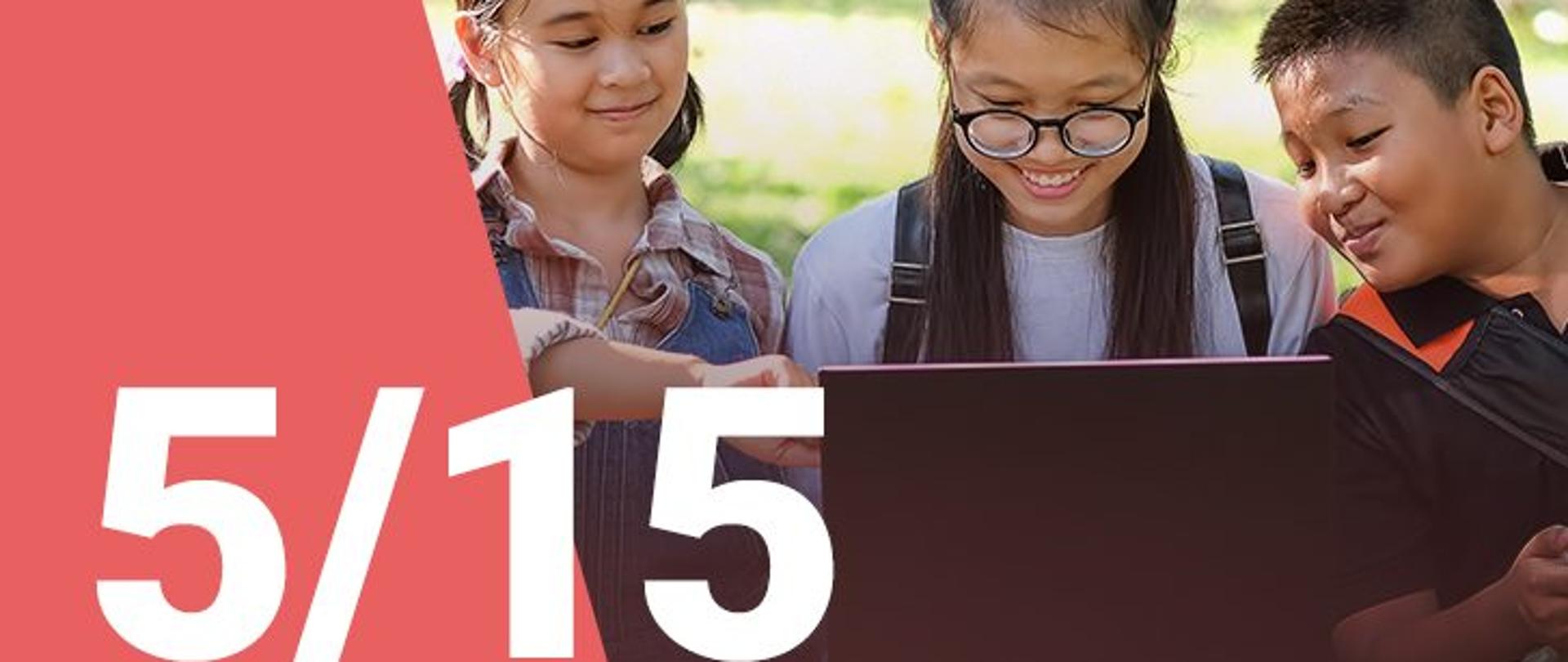 Na zdjęciu widzimy dwie dziewczynki oraz chłopca patrzących z uśmiechem na ekran laptopa. W dolnym lewym roku widoczna jest numeracja zdjęcia (5/15) 