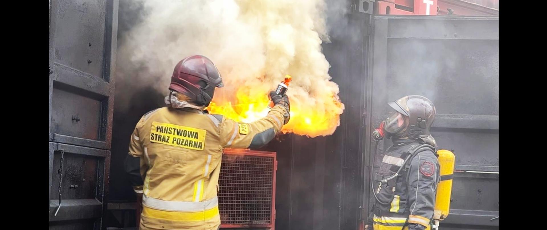 Strażacy gaszą pożar