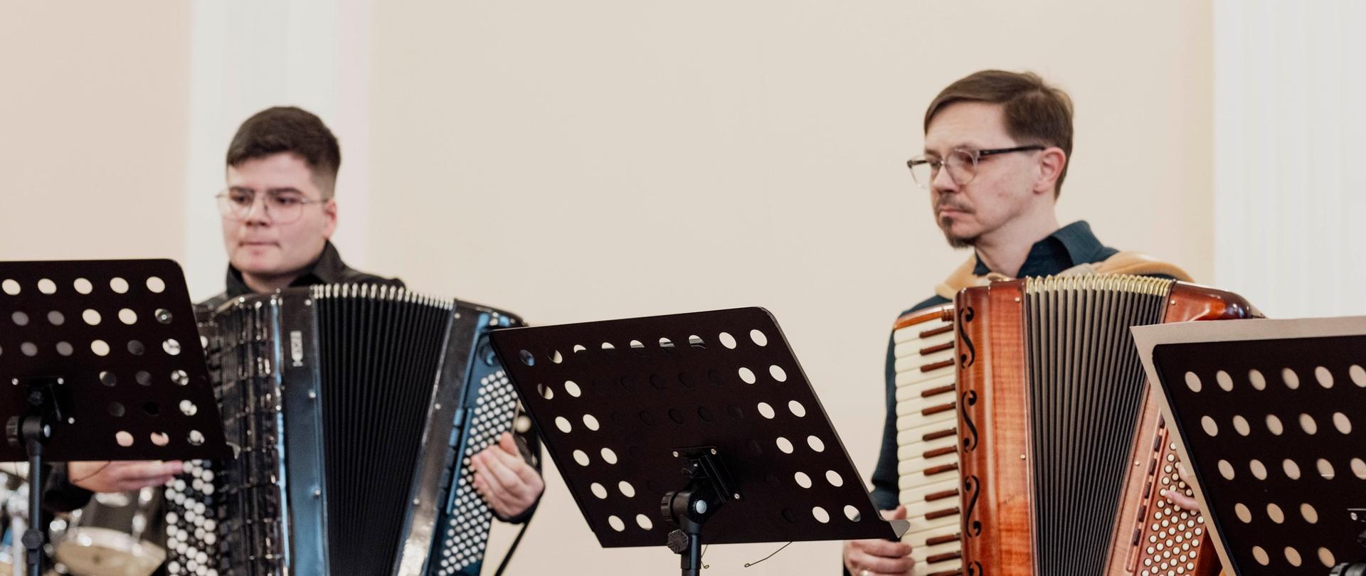 Występ akordeonistów na scenie w sali koncertowej podczas Koncertu Świątecznie - symfonicznie. Lublinieccy artyści klasycznie w Państwowej Szkole Muzycznej I stopnia w Lublińcu
