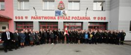 Strażacy pozują do zbiorowej fotografii.
