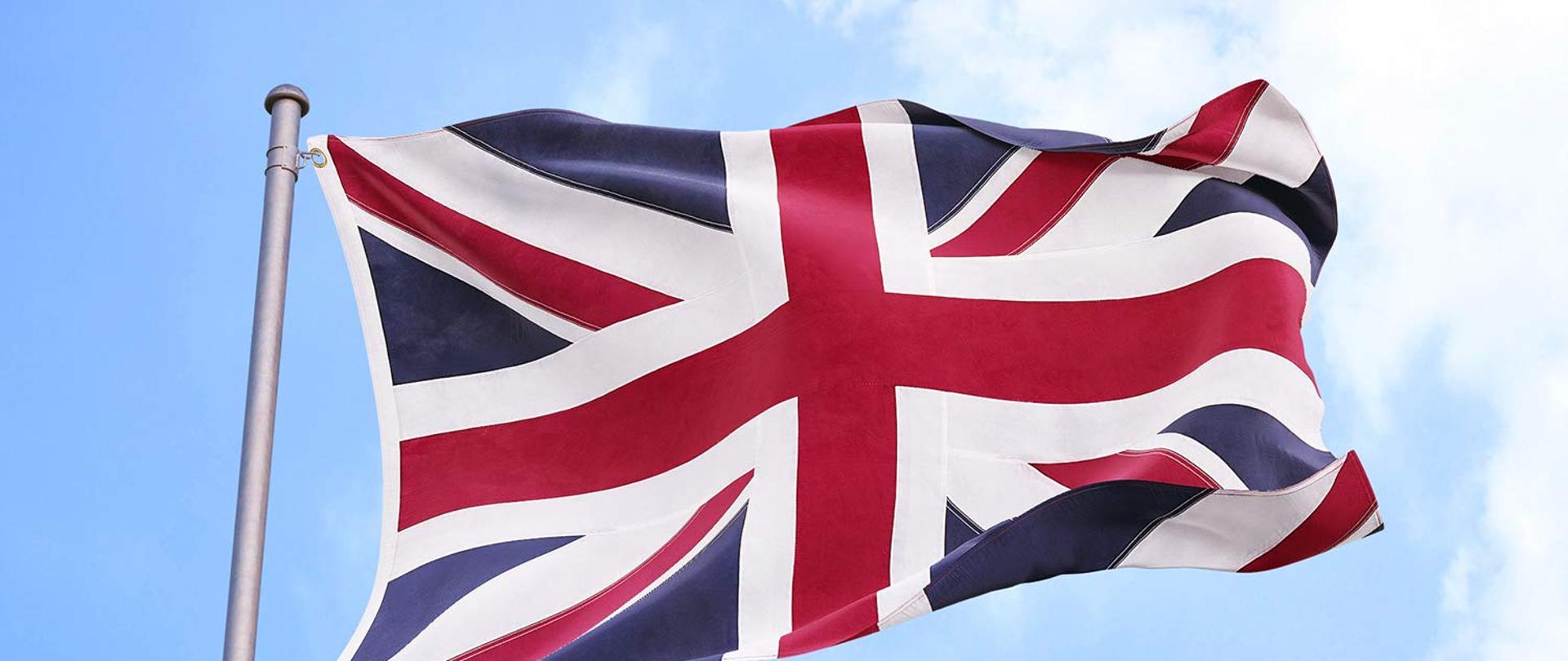 Flaga Wielkiej Brytanii, powiewająca na tle nieba
