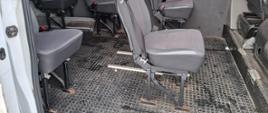 Siedzenia dla pasażerów były zamontowane w miejscach konstrukcyjnie do tego nieprzeznaczonych.