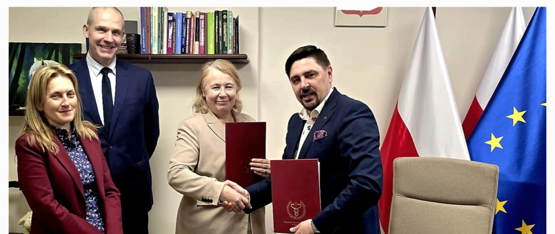 Zdjęcie przedstawia osoby biorące udział w podpisaniu porozumienia pomiędzy Śląskim Wojewódzkim Lekarzem Weterynarii a Śląskim Wojewódzkim Inspektorem Ochrony Środowiska.