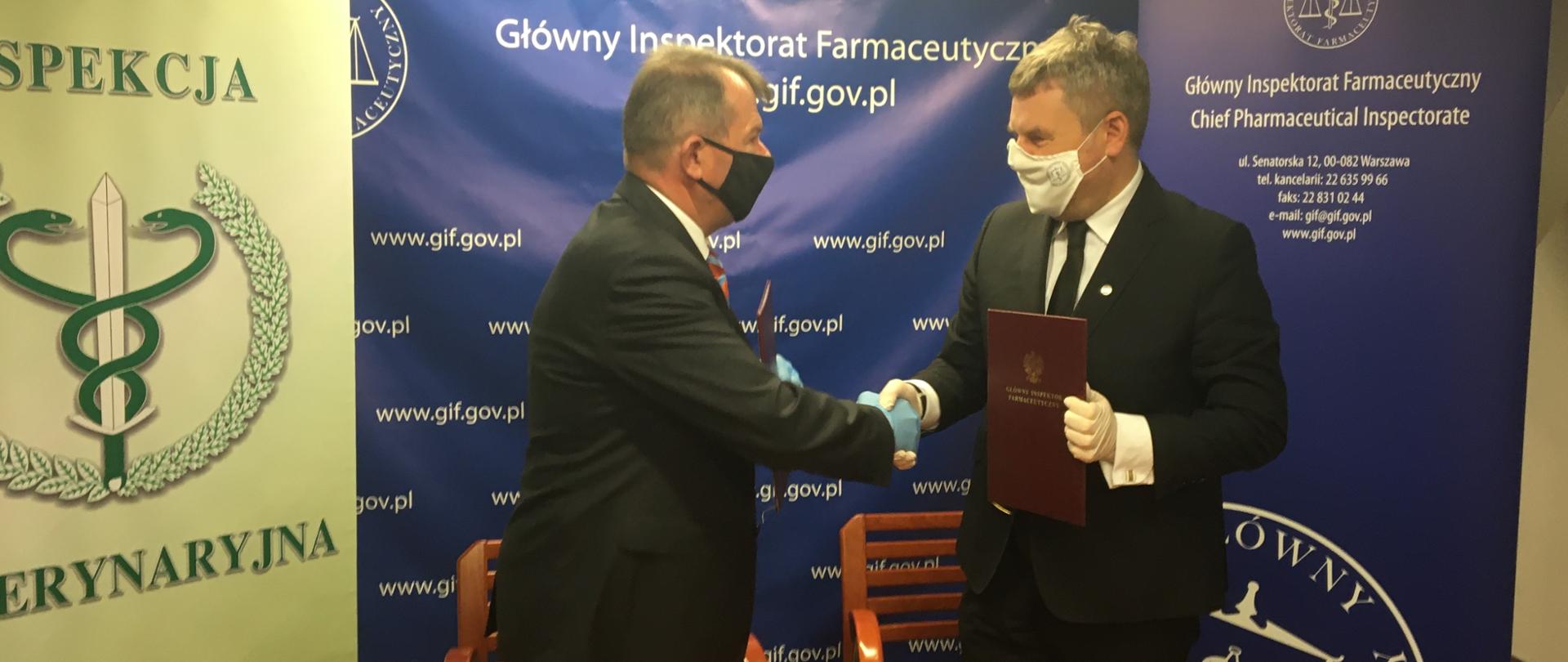 uścisk dłoni Głównego Lekarza Weterynarii i Głównego Inspektora Farmaceutycznego.
