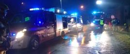 Służby ratunkowe w trakcie działań. 