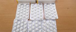 Tabletki w blistrach leżą na stole