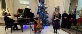 Incontro in occasione del Natale nella sede dell'Ambasciata. Nella foto il complesso musicale mentre suona