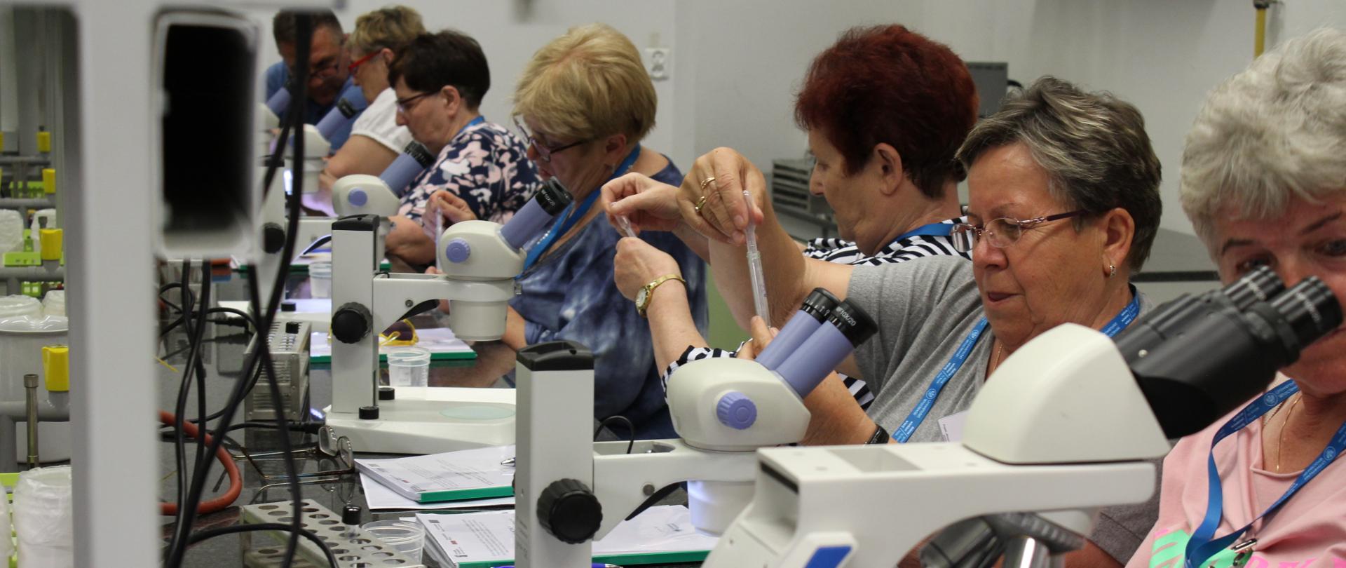 Poznajemy kleszcze – zajęcia „Akaroentomologia. Wszystko co warto wiedzieć o kleszczach” prowadzone przez dr hab. Dorotą Kiewrą, prof. UWr i mgr Aleksandrą Czułowską 