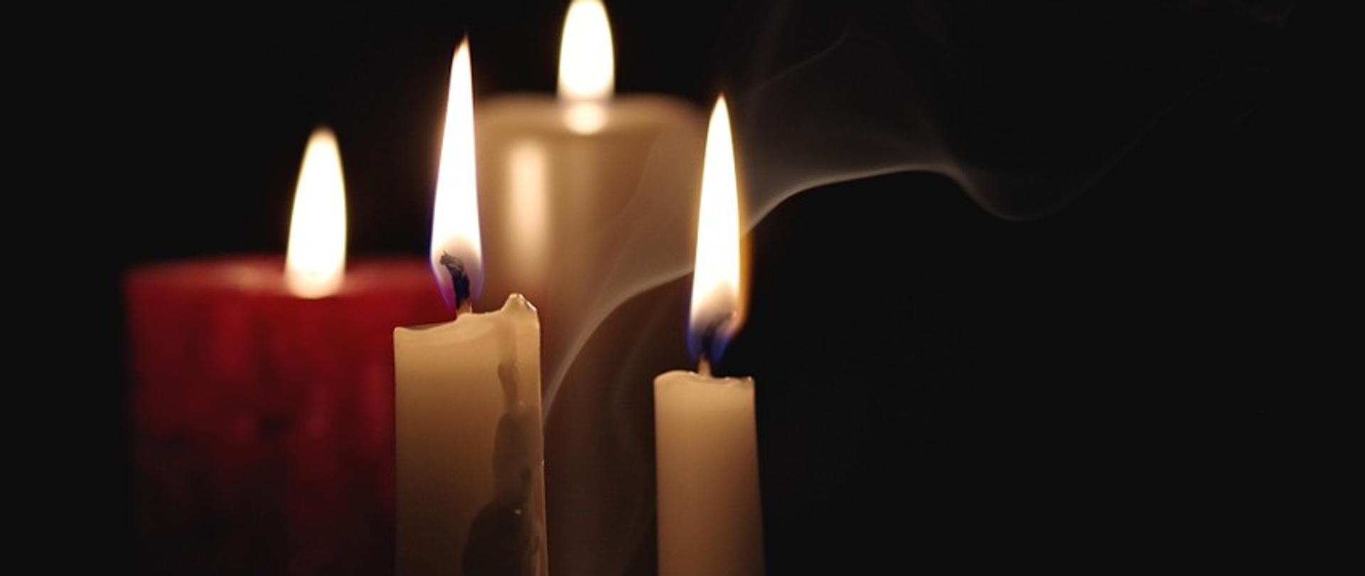 Palące się świeczki na czarnym tle