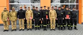 Zdjęcie grupowe strażaków JRG na tle strażnicy.