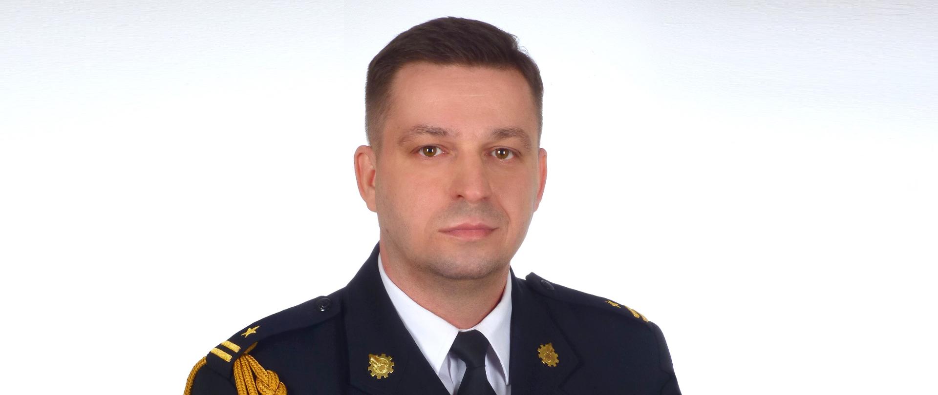 Zdjęcie przedstawia Komendanta Miejskiego PSP w Słupsku w mundurze galowym 
