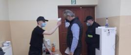 Strażacy pomagają przy obsłudze osób zarejestrowanych na szczepienie