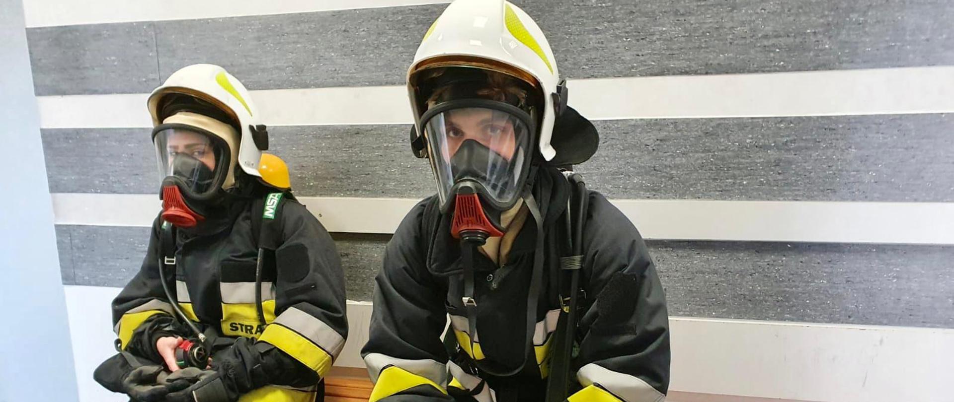 Zdjęcie przedstawia strażaków podczas ćwiczeń w komorze dymowej