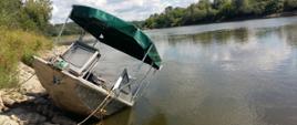 Częściowo zatopiona łódź w rzece w miejscowości Opatowiec