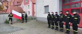STRAŻACY PODCZAS UROCZYSTEJ ZMIANY SŁUŻBY - PODNIESIENIE FLAGI PAŃSTWOWEJ NA MASZT