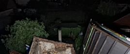 Widoczne miejsce zdarzenia, budynek gospodarczy oraz zerwana konstrukcja dachu wraz z przekryciem.