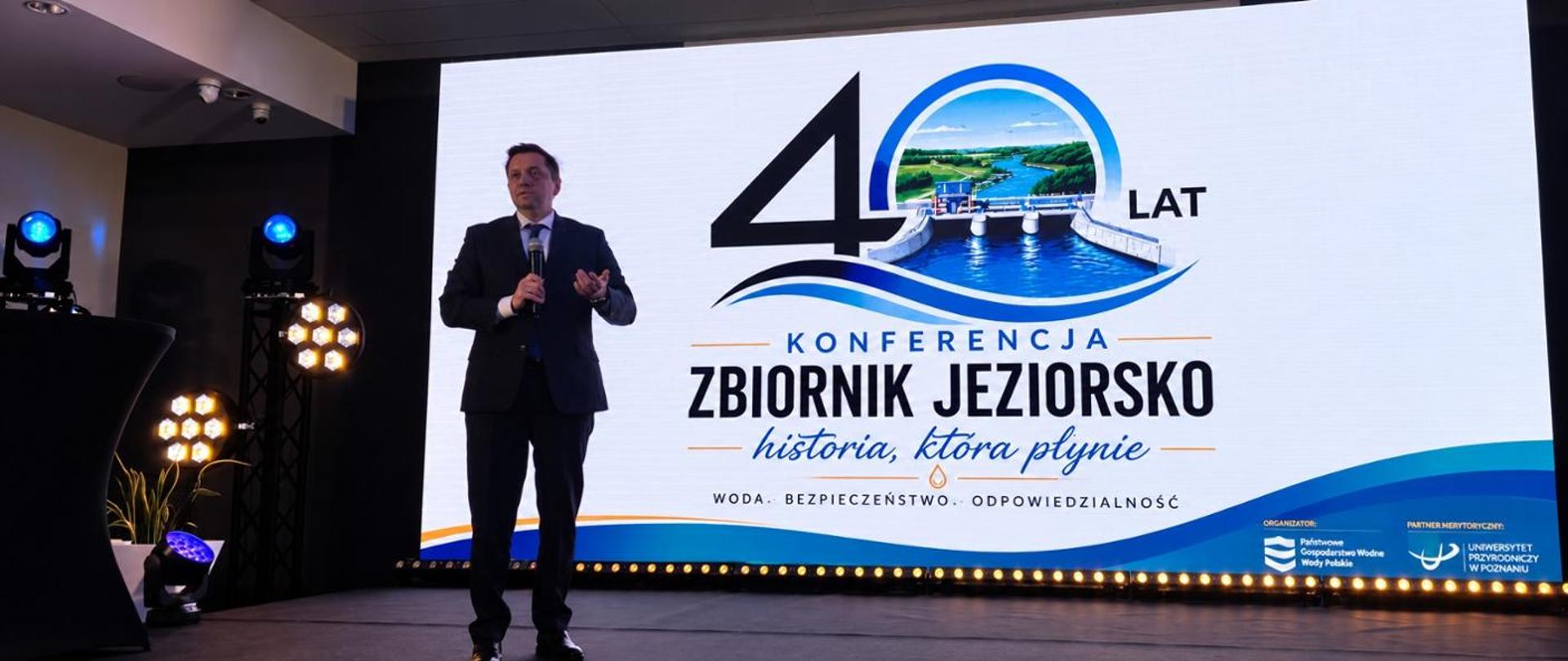 Prezes PGW Wody Polskie Mateusz Balcerowicz podczas Konferencji z okazji 40-lecia Zbiornika Jeziorsko, 28.09.2026.