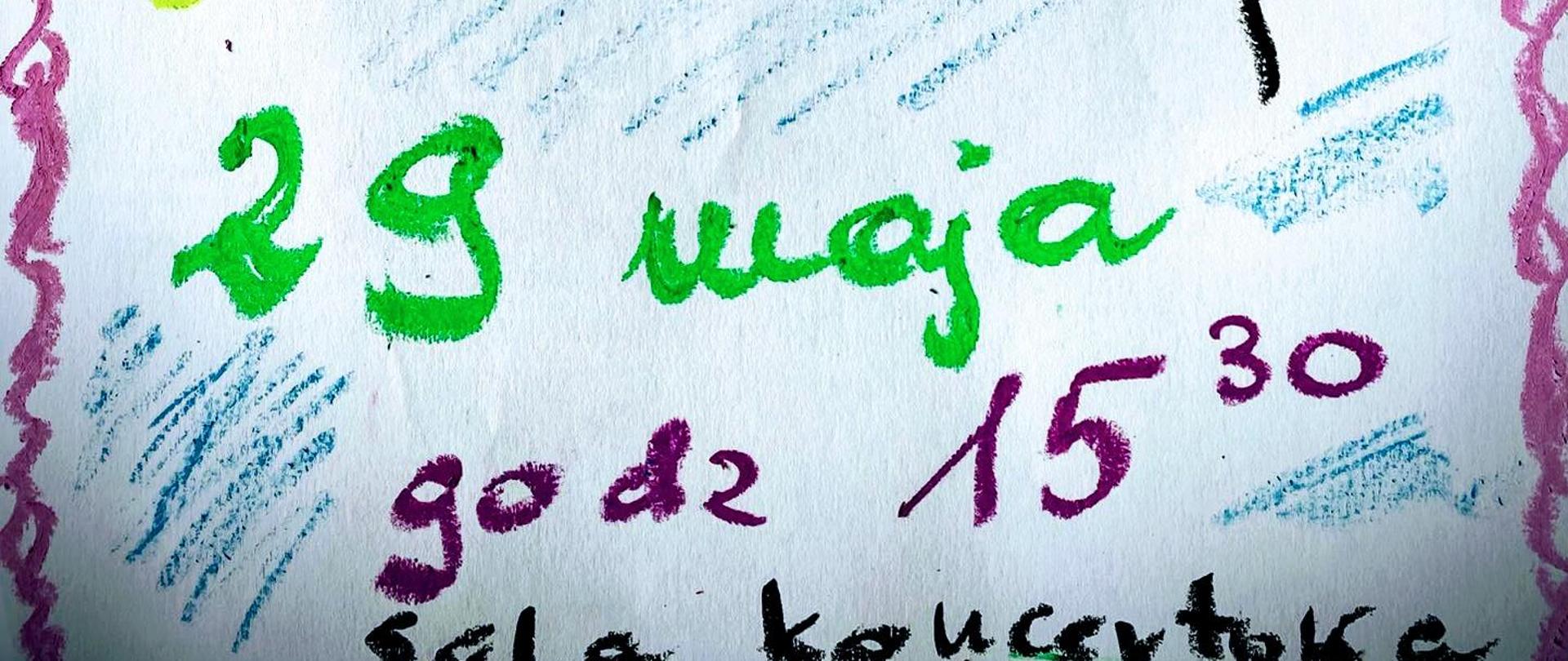 Na Górze plakatu widać napis drukowanymi literami namalowane na niebiesko koncert klas, poniżej napis skrzypiec na czerwono w środku plakatu napis i wiolonczeli również na czerwono a na niebiesko nazwiska nauczycieli na dole informacja że koncert odbędzie się o godzinie 15:30 w środku namalowane nutki oraz klucz wiolinowy