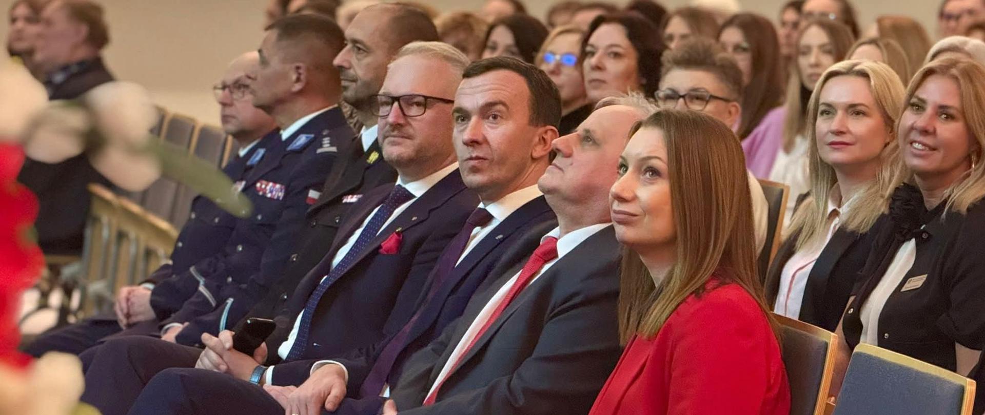 Dzień Kobiet: Wojewoda Radosław Król, Wicewojewoda Mateusz Szauer, Wicewojewoda Zbigniew Szczypiński, Dyrektor Generalny Monika Choroszewska-Pleńkowska, przedstawiciele służb oraz goście zgromadzeni na sali konferencyjnej.