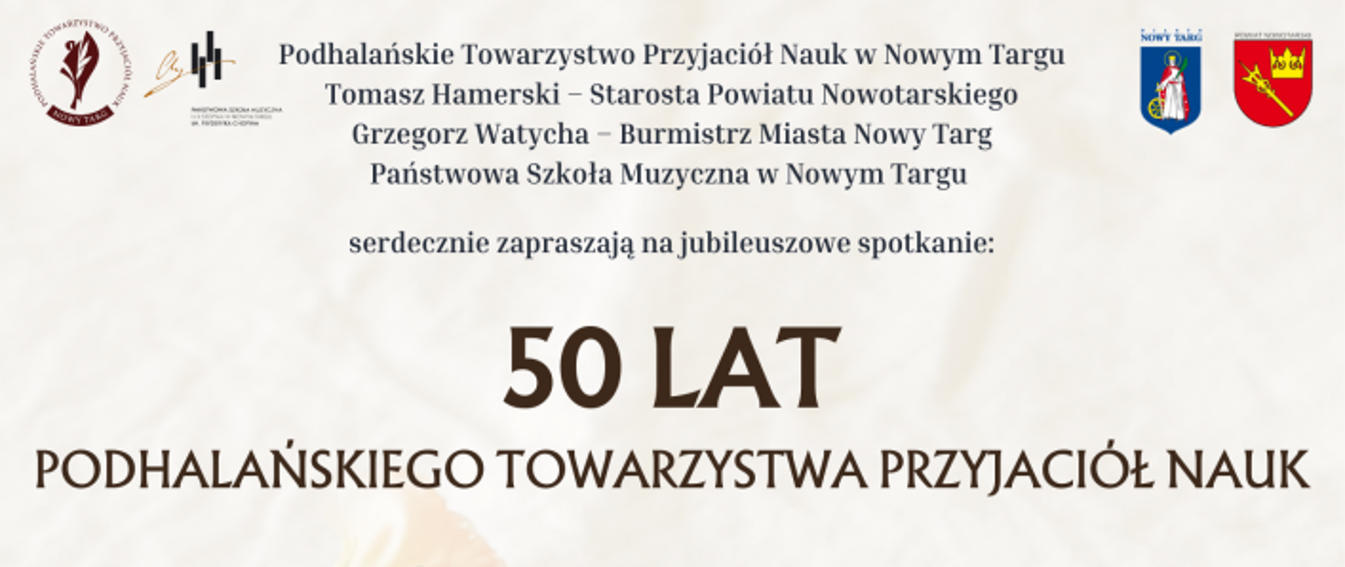 Grafika plakatu to w dolnej części zdjęcia grających na koncercie- pianistki Maria Skurjat-Silva oraz skrzypka Jakuba Staszela. Pianistka siedzi przy białym fortepianie w tle dekoracyjna ściana. Skrzypek gra na skrzypcach w tle rozmazane tło. W górnym lewym i prawym rogu loga organizatorów i współorganizatorów: Podhalańskie Towarzystwo Przyjaciół Nauk w Nowym Targu, Starostwo Powiatu Nowotarskiego, Miasto Nowy Targ, Państwowa Szkoła Muzyczna I i II st. im. Fryderyka Chopina w Nowym Targu. Następnie pełna nazwa wydarzenia 50 lat Podhalańskiego Towarzystwa Przyjaciół Nauk. Kolejno data 25 października piątek 2024 r.Obchody rozpoczną się o godzinie 16. w sali obrad nowotarskiego urzędu miasta. Na początek, Lucyna Czubernat opowie o historii i działalności Towarzystwa. Dr hab. Konrad Meus przybliży zagadnienie regionalizmu jako dziedziny nauki, a prof. dr hab. Stanisław Hodorowicz i dr hab. Maciej Hodorowicz opowiedzą o roli towarzystw naukowych dawniej i dziś. Zwieńczeniem części prelekcyjnej będzie wystąpienie dr hab. Stanisławy Trebuni Staszel prof. UJ, która zaprezentuje Nowy Targ jako podhalańską stolicę wielu kultur.
Wieczorem, o godzinie 18:00, w Sali Koncertowej Państwowej Szkoły Muzycznej, odbędzie się koncert jubileuszowy. Usłyszymy duet: Maria Skurjat-Silva (fortepian) i Jakub Staszel (skrzypce).
