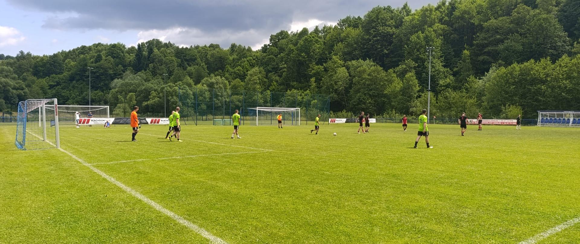 Zdjęcie przedstawia piłkarzy na boisku