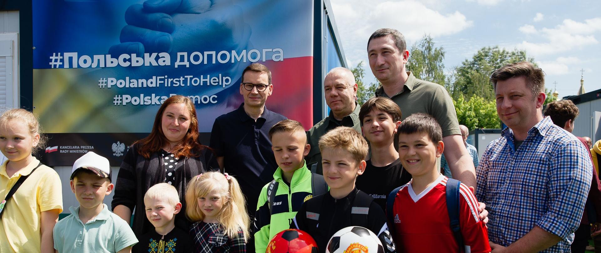 Premier Mateusz Morawiecki podczas wizyty w modułowych miasteczkach dla Ukraińców w Borodziance