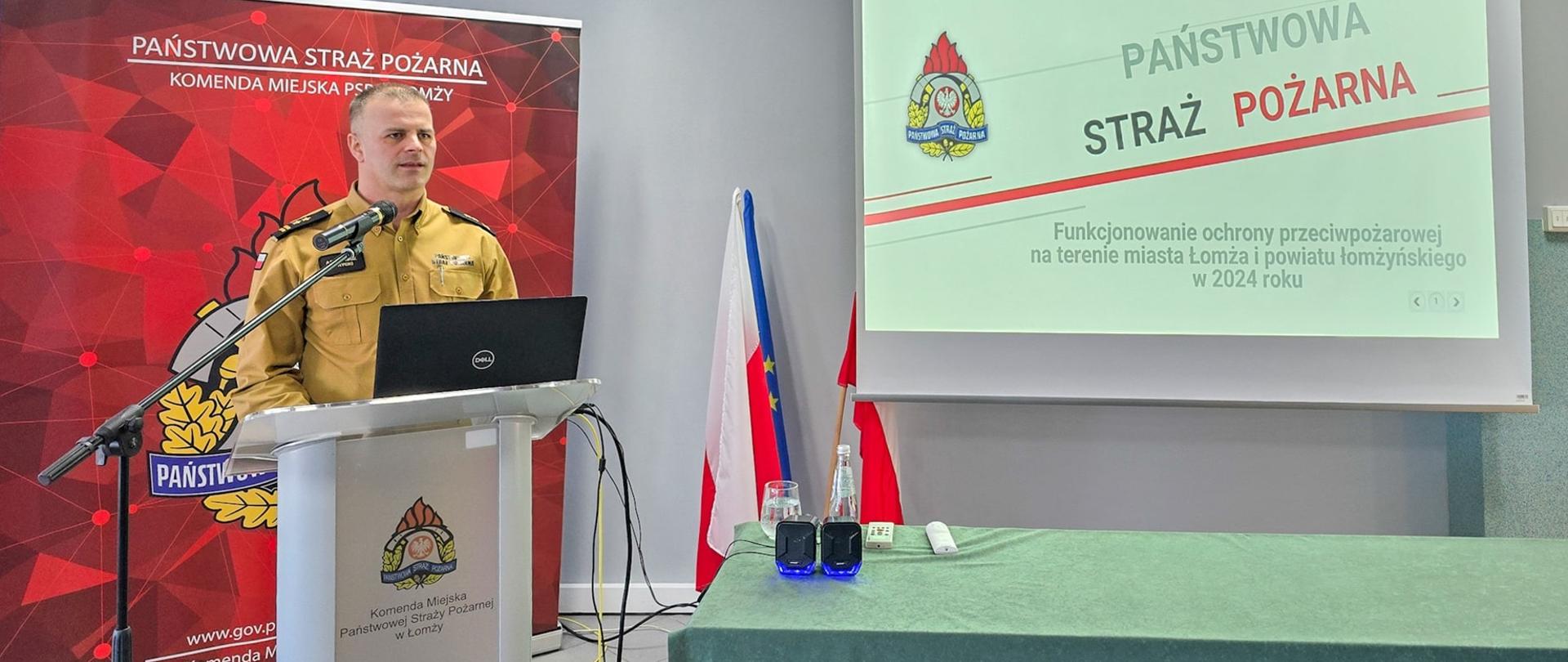 strażak w trackie przemowy w oparciu o prezentacje multimedialną