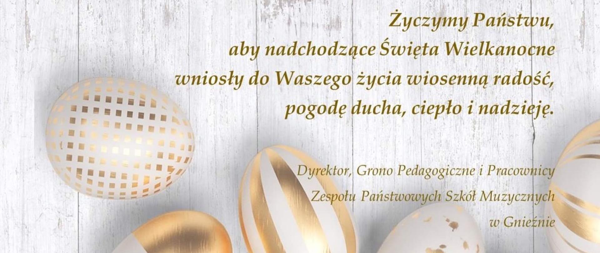 na srebrno - białym tle, biało złote pisanki, złotą czcionką napisane życzenia świąteczne 