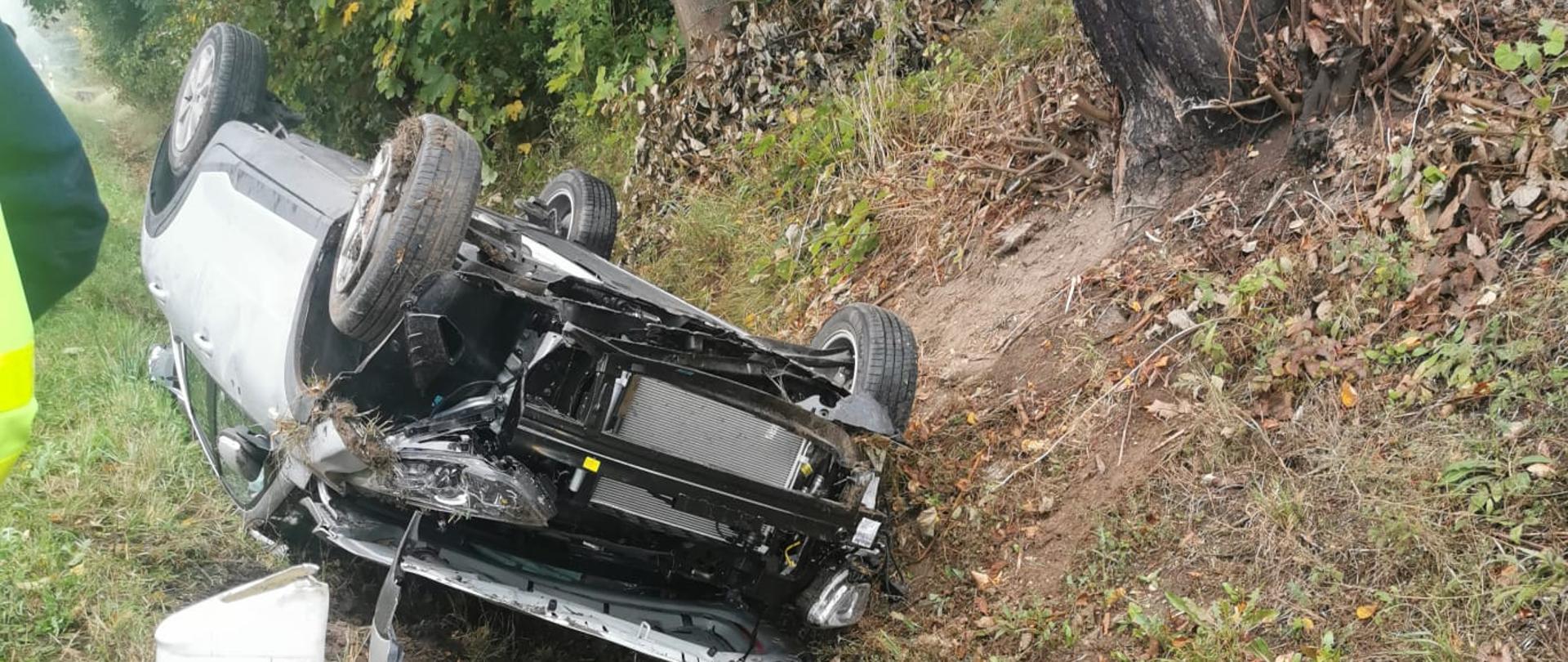 Samochód leży na dachu w rowie