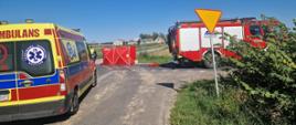 Zderzenie dwóch motocyklistów na skrzyżowaniu dróg powiatowych w miejscowości Baranowo, gm. Kruszwica. Po lewej stronie Zespół Ratownictwa Medycznego, po prawej samochód ratowniczo-gaśniczy Ochotniczej Straży Pożarnej w Kruszwicy