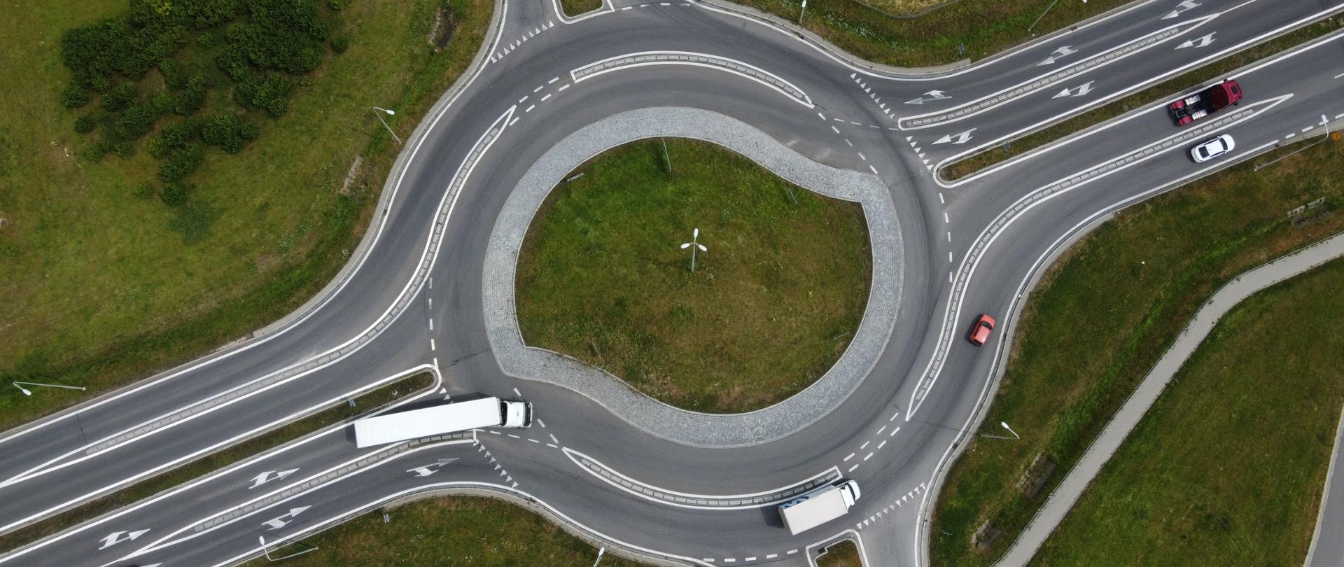 Widok skrzyżowania dróg typu rondo widziany z góry