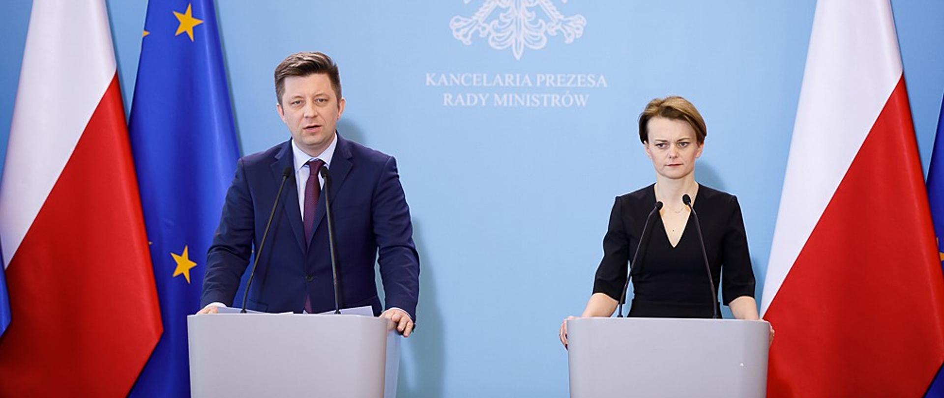 Minister Michał Dworczyk i minister Jadwiga Emilewicz podczas konferencji prasowej.