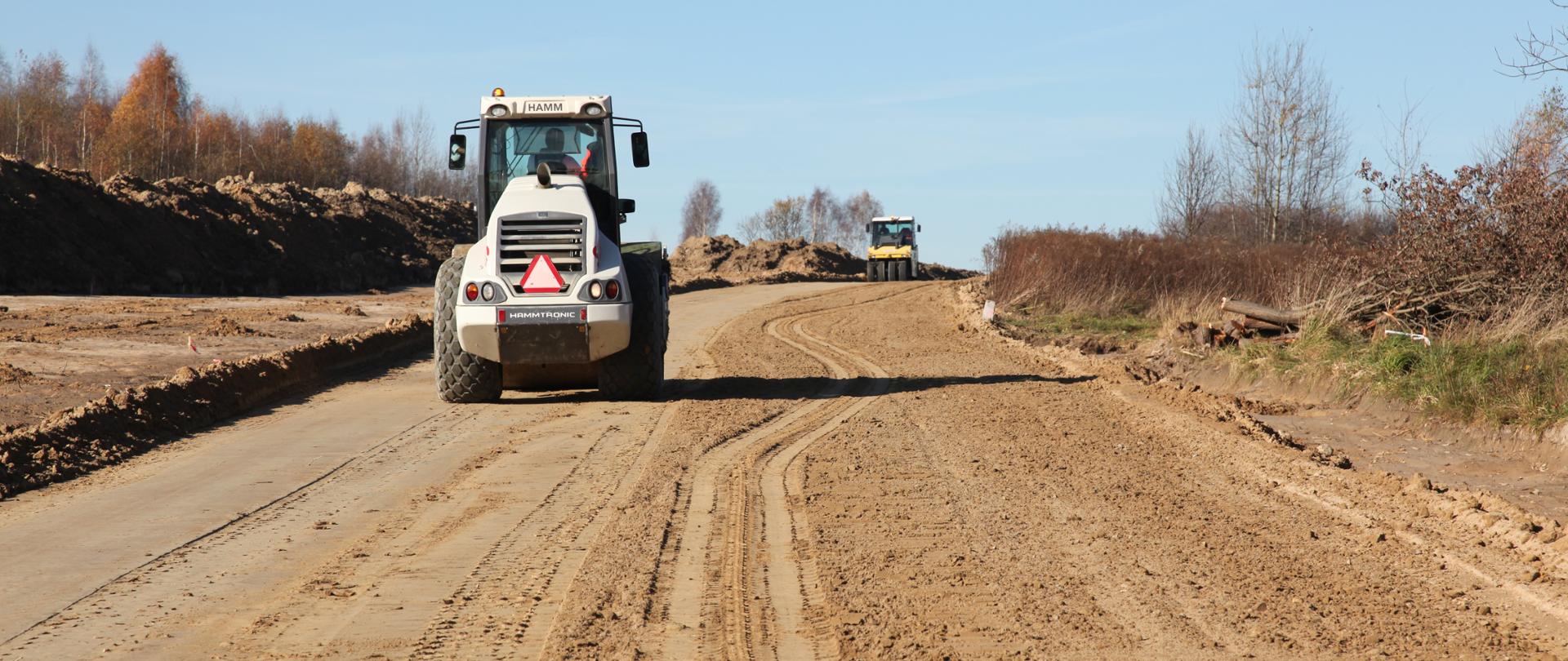 DK42 obwodnica Wąchocka - budowa drogi technologicznej - dwa walce drogowe wyrównują i utwardzają pas drogi gruntowej 