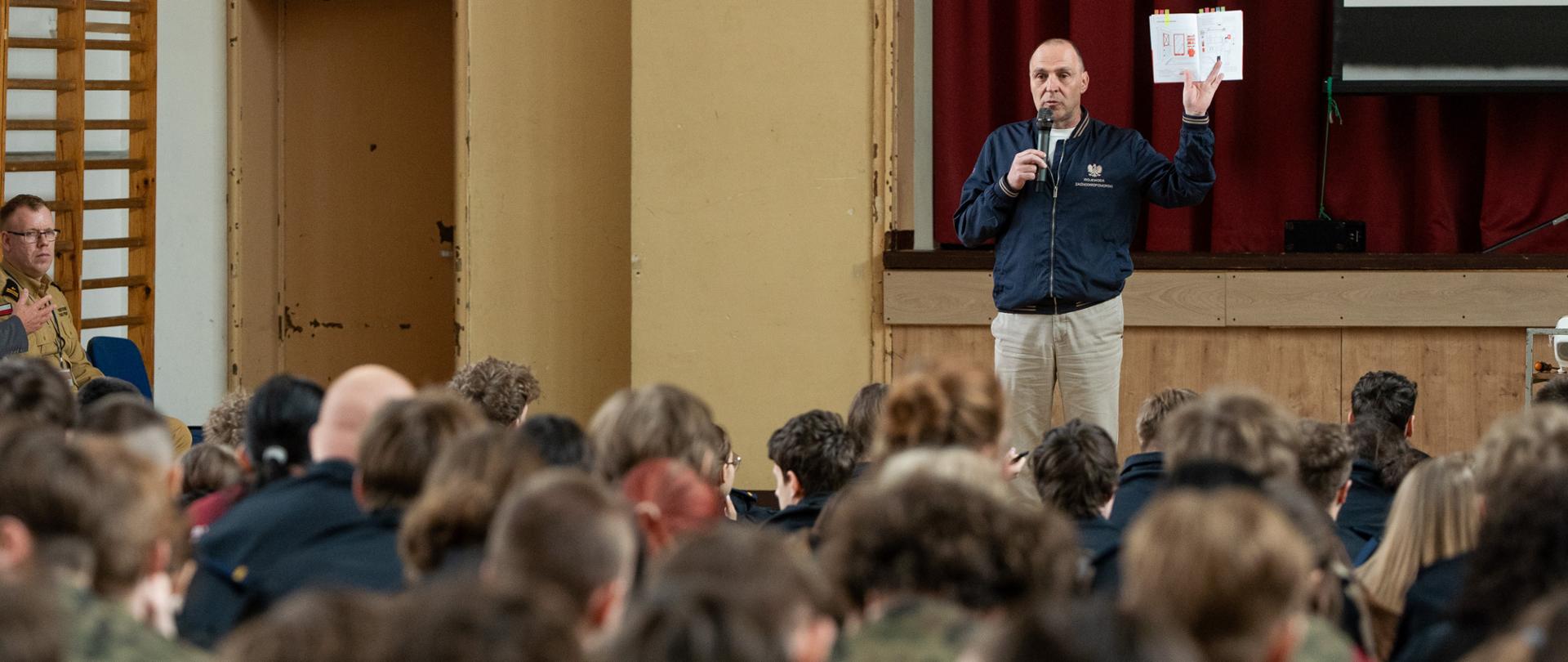 wojewoda z Podręcznikiem Bezpieczeństwa w czasie lekcji obywatelskiej z uczniami