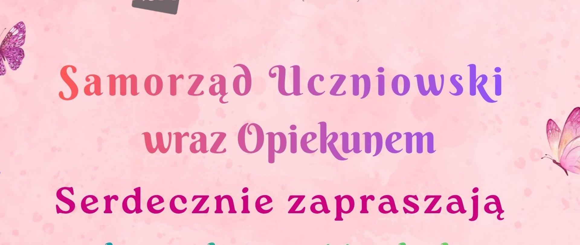 Plakat utrzymany jest w jasnej, różowej kolorystyce i ozdobiony licznymi motywami kwiatów, motyli, ptaka oraz ilustracjami kopert i skrzynek pocztowych rozmieszczonych wokół centralnej treści. W środkowej części znajduje się informacja Samorządu Uczniowskiego wraz z Opiekunem Państwowej Szkoły Muzycznej I stopnia nr 1 w Kędzierzynie-Koźlu, zapraszająca całą społeczność szkolną do przekazywania listów, wiadomości i kartek za pośrednictwem Skrzynki Życzliwości. Na plakacie podano, że Skrzynka Życzliwości będzie dostępna od 1 czerwca do 23 czerwca 2026 roku.