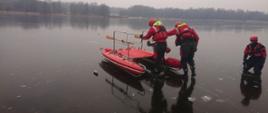 Strażacy z RSKTM na tafli lodu przygotowują się do ćwiczeń