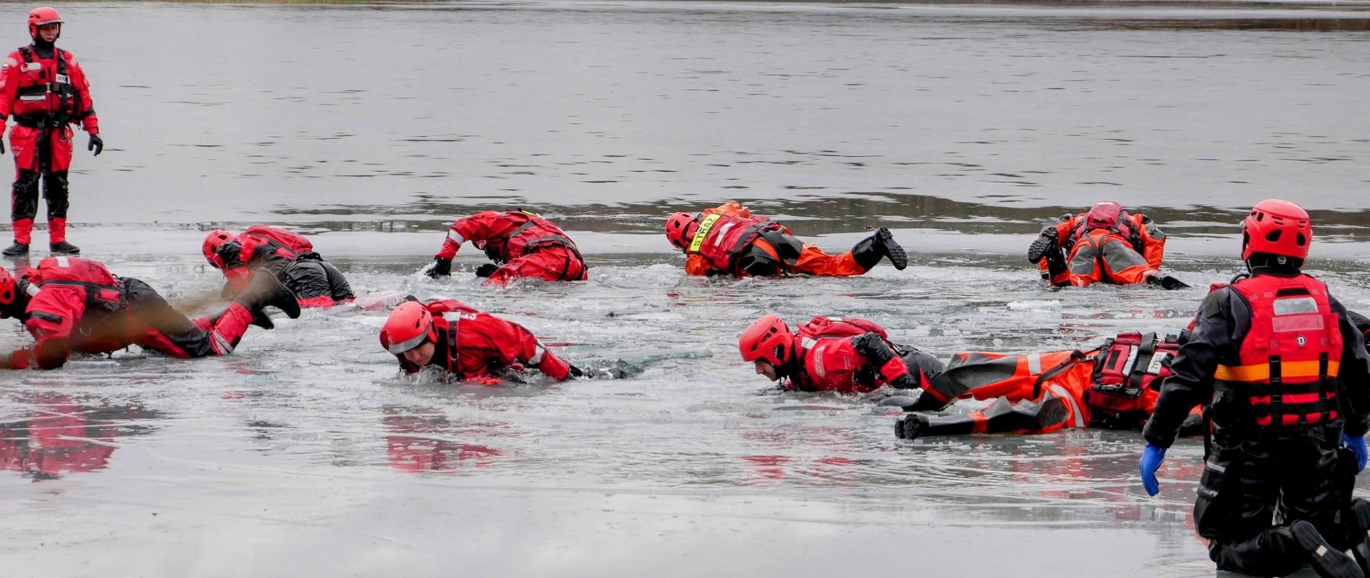 Zimowe szkolenia na lodzie lubuskich strażaków