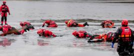 Zimowe szkolenia na lodzie lubuskich strażaków