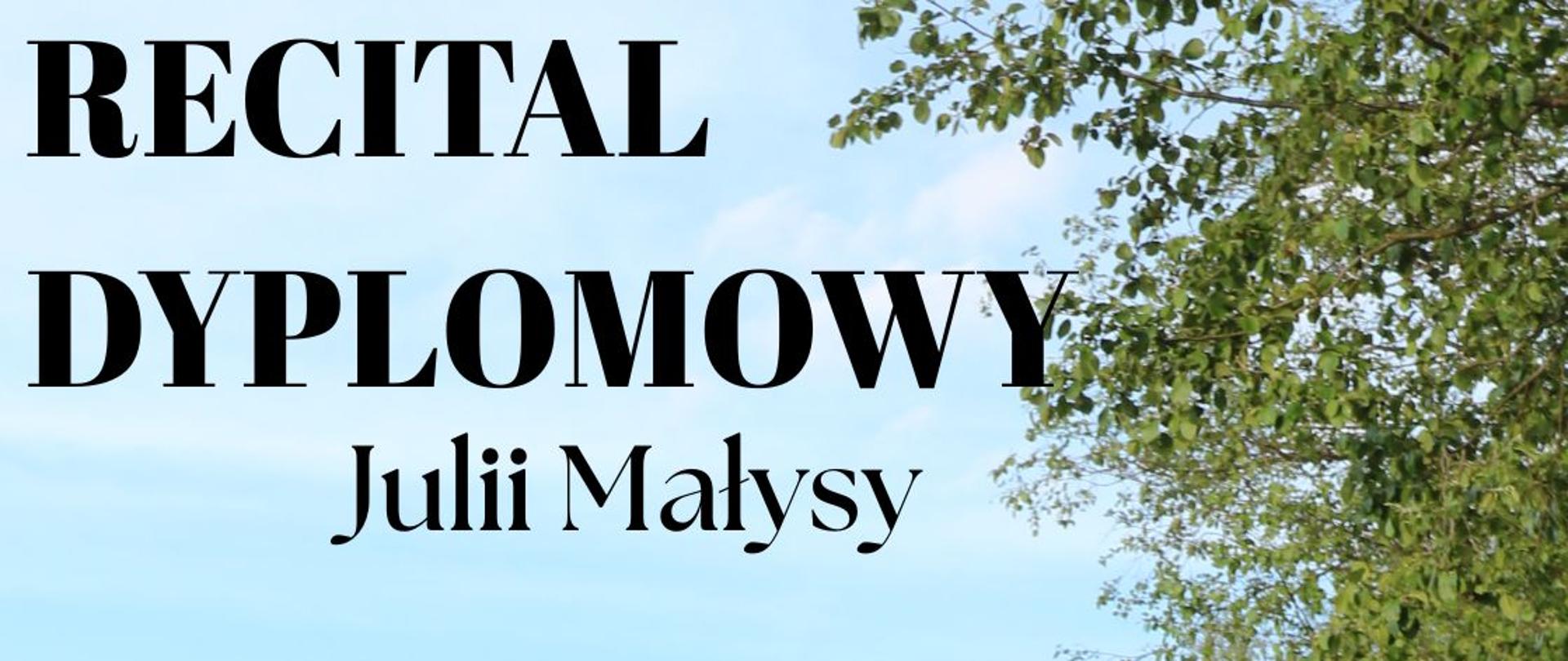 Plakat informuje o Recitalu Dyplomowym Julii Małysy, która ukończy klasę skrzypiec pod kierunkiem mgr Moniki Chrzanowskiej. Wydarzenie odbędzie się 11 czerwca 2026 roku o godzinie 18:00 w Sali koncertowej PSM w Nowym Targu.Na zdjęciu widzimy dyplomantkę w eleganckiej, czarnej sukni, pozującą ze skrzypcami na tle malowniczego jeziora i zieleni. Program recitalu zapowiada się imponująco – usłyszymy dzieła takich mistrzów jak:J.S. Bach L. van Beethoven L. Spohr C. Saint-Saëns Przy fortepianie solistce towarzyszyć będzie mgr Jarosław Olszewski.