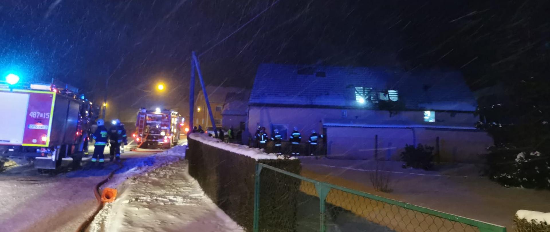 Pożar poddasza budynku jednorodzinnego - widok z drogi