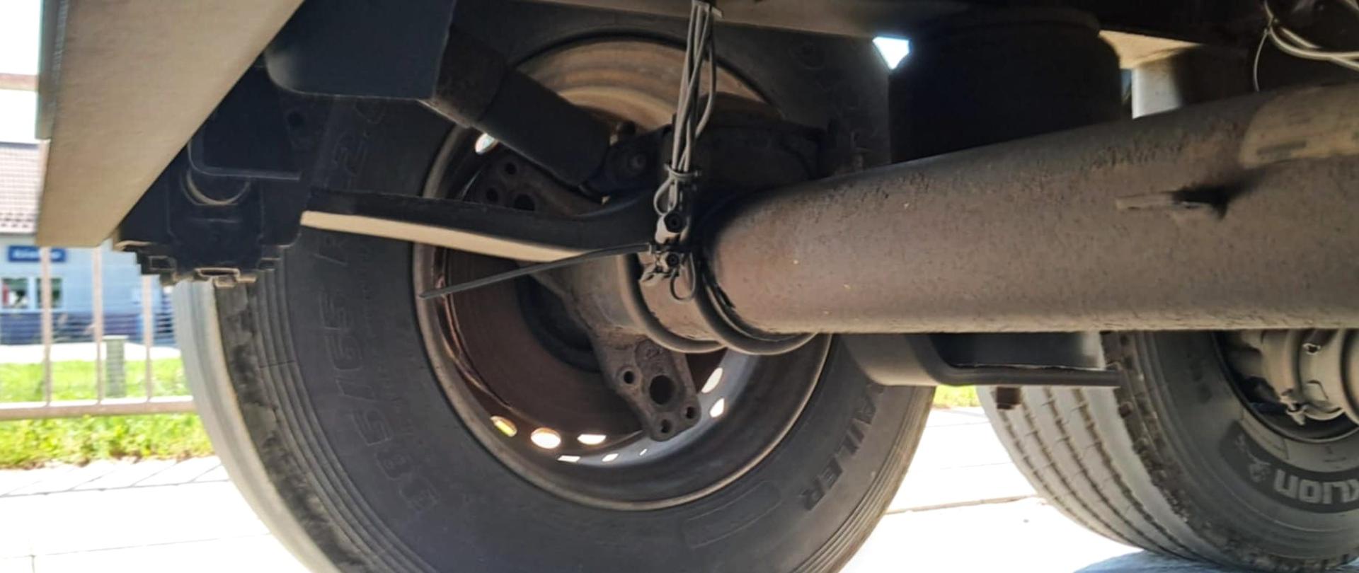 Zdemontowany siłownik i odłączone przewody hamulcowe przy kole naczepy wykluczonej z ruchu przez funkcjonariuszy mazowieckiej Inspekcji Transportu Drogowego z Radomia. Niesprawny pojazd ciężarowy zatrzymano do kontroli na krajowej „dziewiątce” koło Iłży.