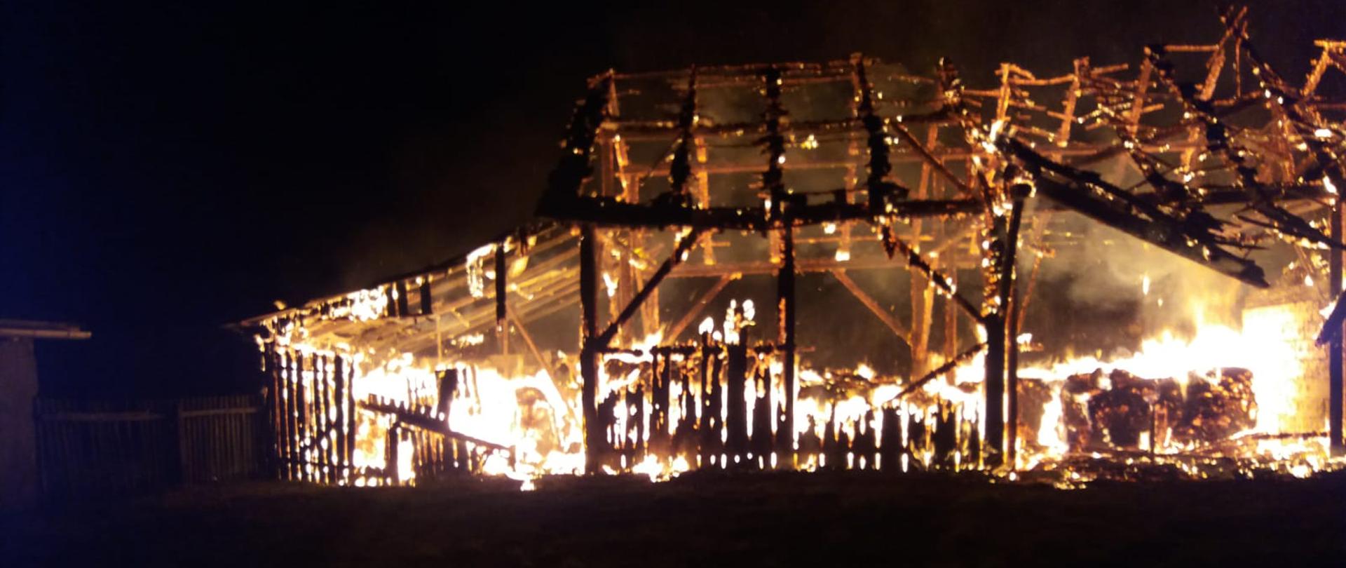 na zdjęciu widać palącą się konstrukcję nośną stodoły, pożar w pełni rozwinięty.