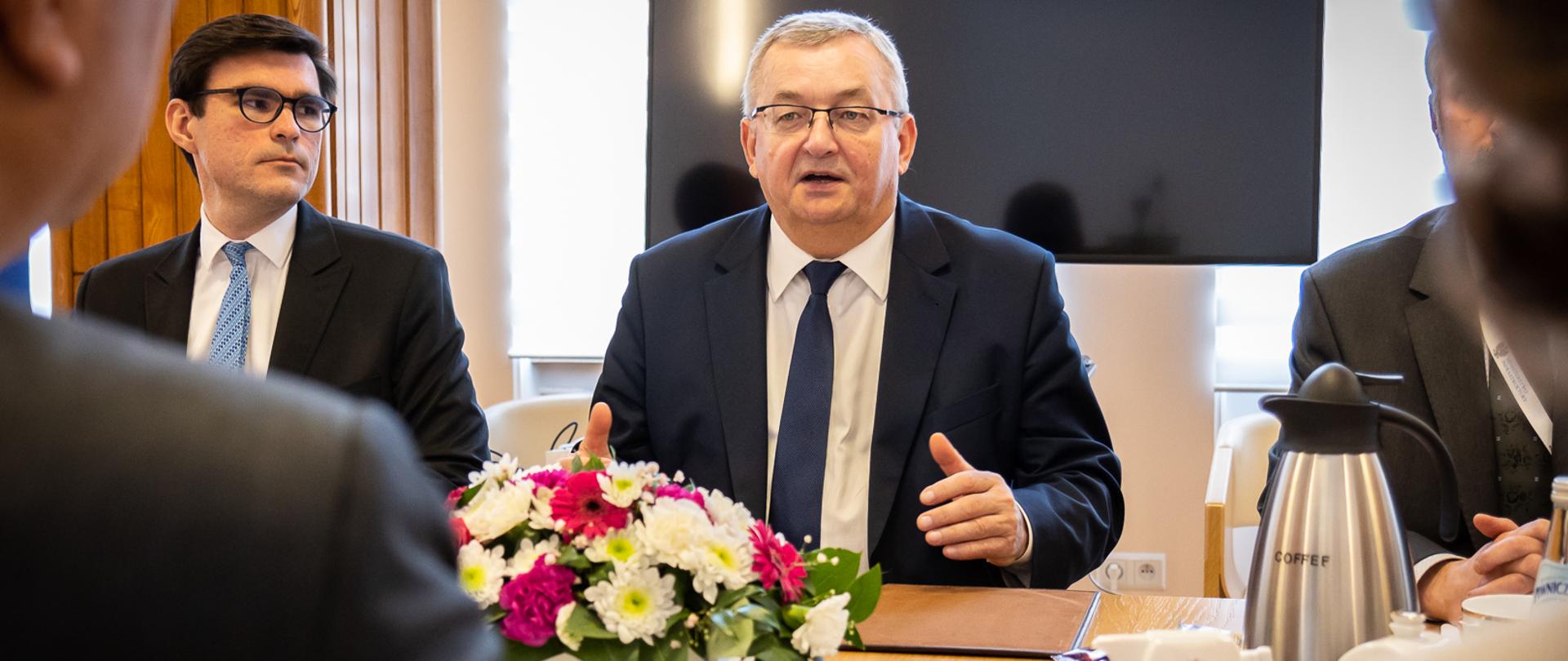 Wyzwania dla międzynarodowej społeczności transportowej, będące konsekwencją rosyjskiej agresji zbrojnej na Ukrainę, były tematem spotkania ministra infrastruktury Andrzeja Adamczyka z sekretarzem generalnym Międzynarodowego Forum Transportu Young Tae Kimem. 