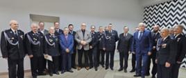 Na zdjęciu widoczni są funkcjonariusze z Ochotniczej Straży Pożarnej oraz przedstawiciel z Komendy Powiatowej Państwowej Straży Pożarnej w Ostrowcu Świętokrzyskim młodszy brygadier Marcin Słowik a także Burmistrz Miasta i Gminy Kunów Lech Łodej.