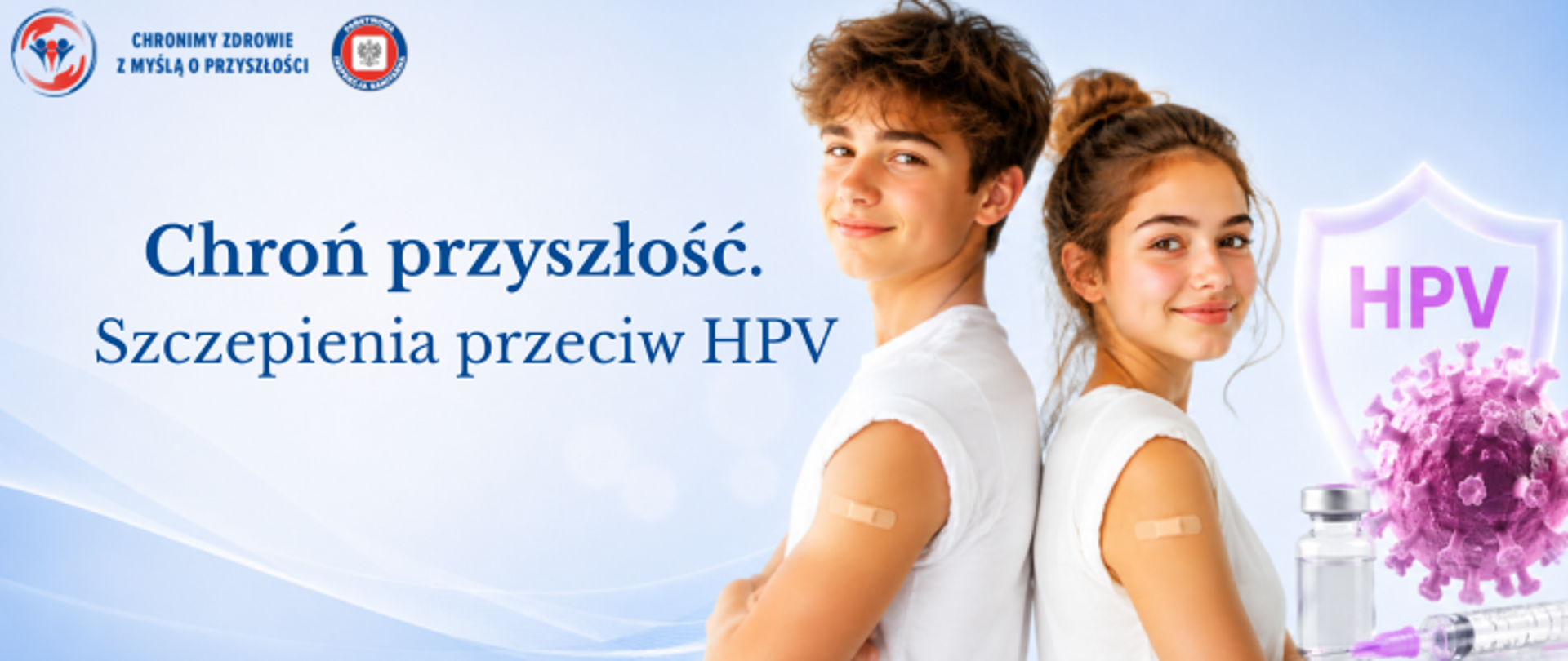 Na jasnym niebieskim tle w lewym górnym rogu logo Państwowej Inspekcji Sanitarnej wraz z hasłem: „Chronimy zdrowie i myślą o przyszłości” oraz ciemny napis hasło: „Chroń przyszłość. Szczepienia przeciw HPV”. Po prawej stoją uśmiechnięci nastolatkowie z plastrami na ramionach, a obok nich znajduje się grafika tarczy z napisem „HPV”, grafika przedstawiająca wirus, fiolka i strzykawka symbolizujące szczepienie.